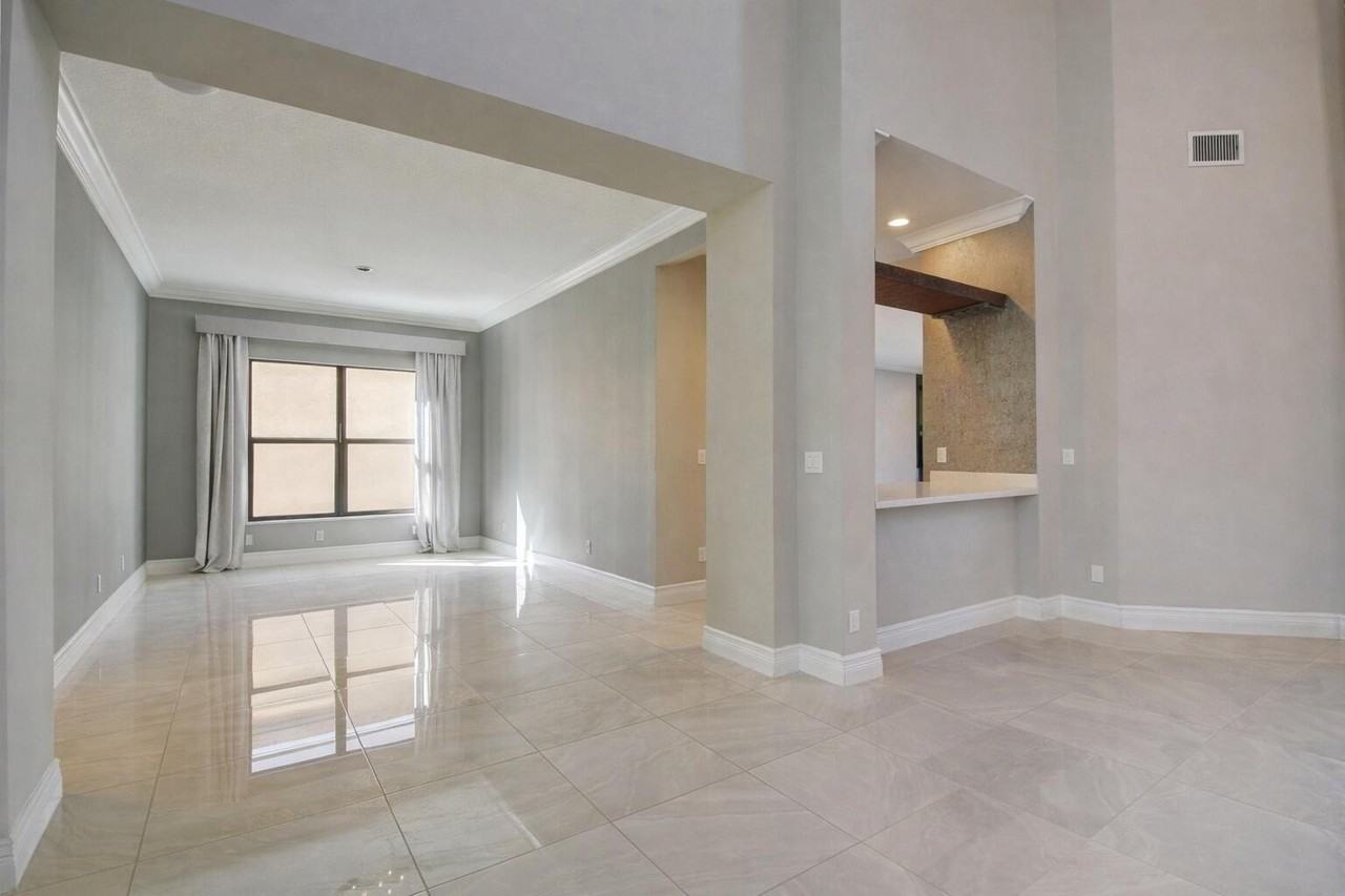 9344 Eden Roc Ct - Photo 4 of 45