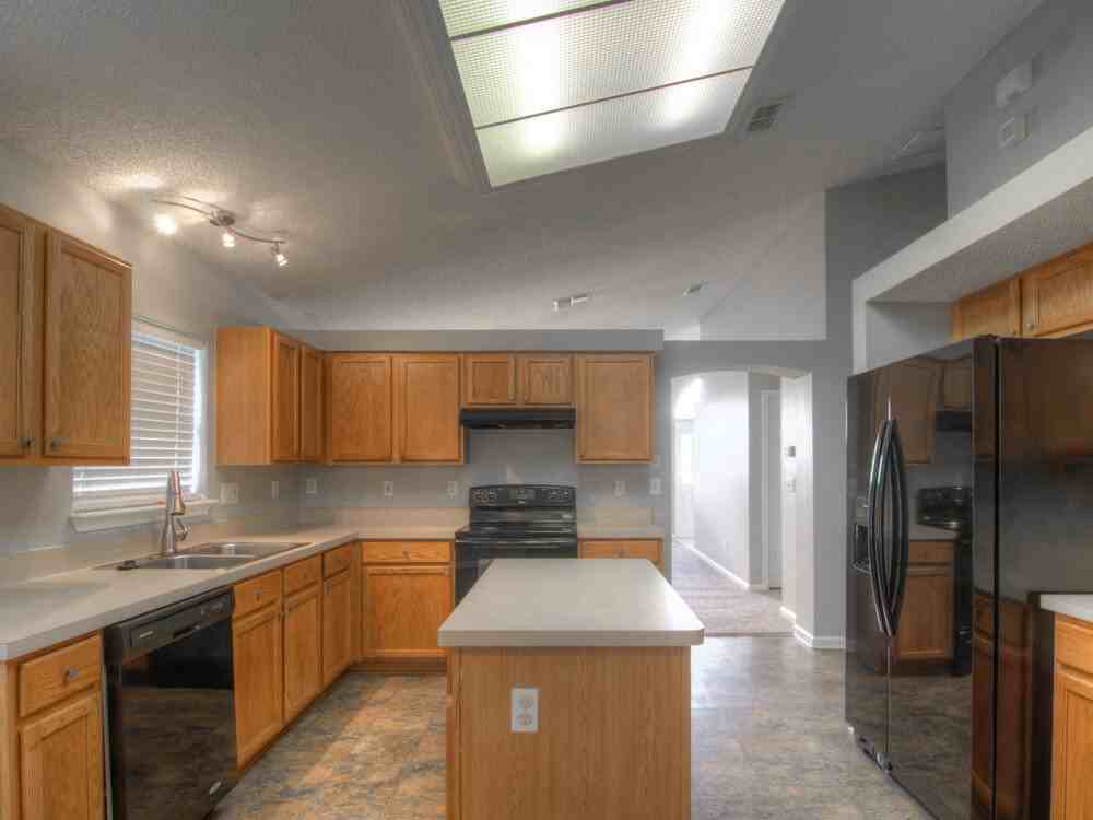 12630 Richfield Blvd - Photo 4 of 15