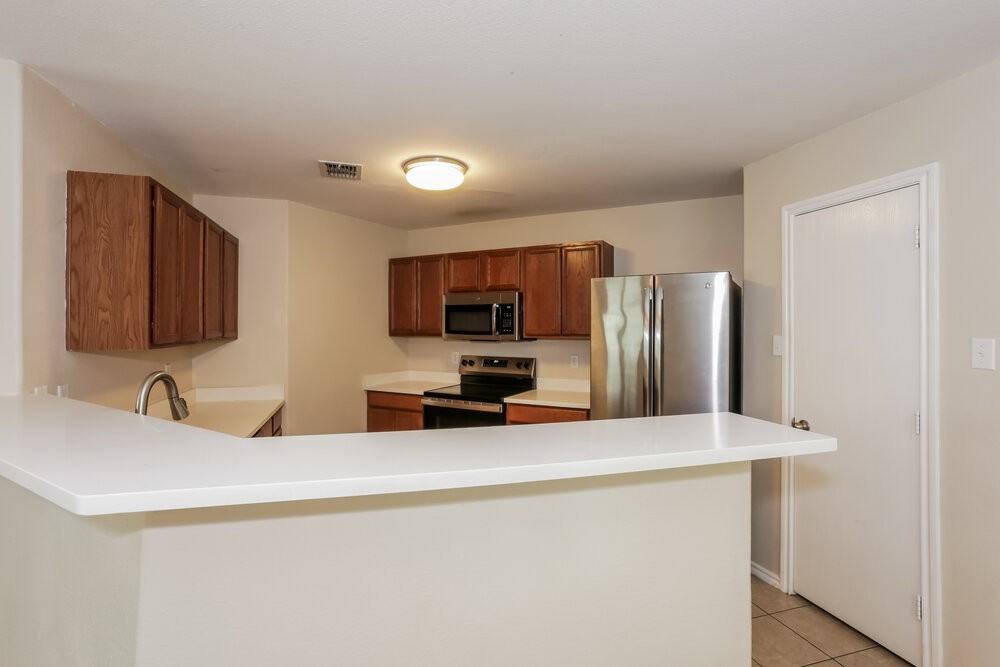 636 Horn St - Photo 6 of 16