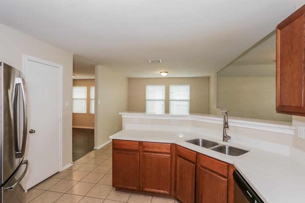 636 Horn St - Photo 7 of 16
