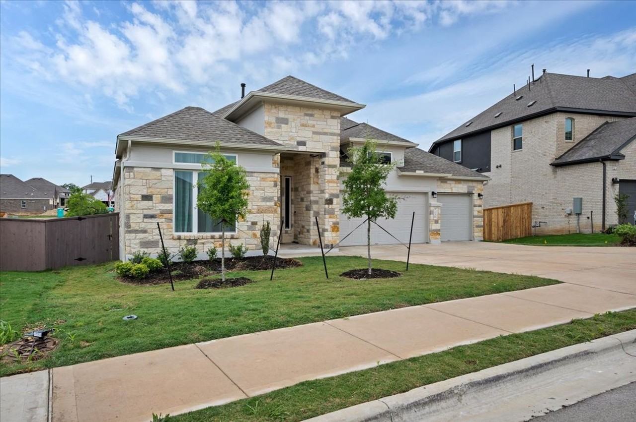 135 Independence Dr - Photo 2 of 36