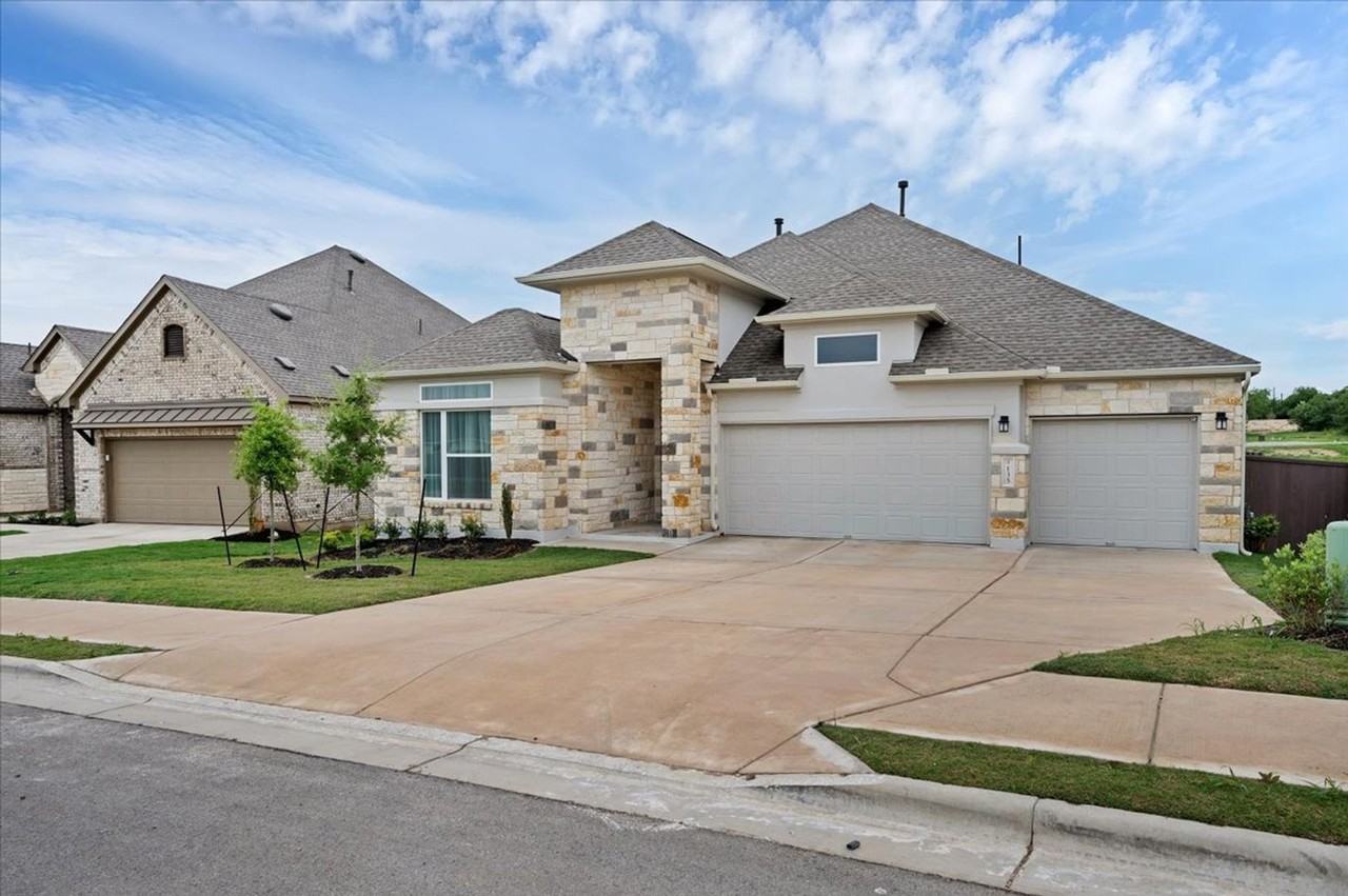 135 Independence Dr - Photo 3 of 36