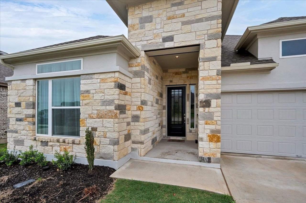 135 Independence Dr - Photo 4 of 36