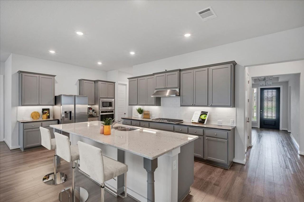 135 Independence Dr - Photo 6 of 36