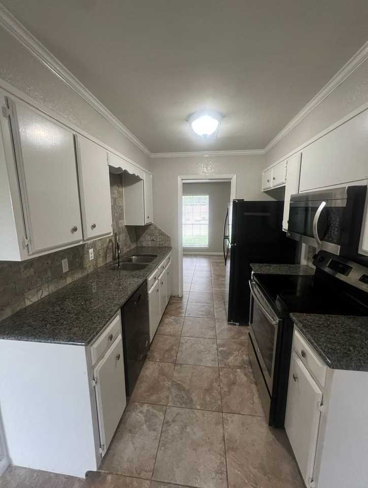 213 Cindy Ann St - Photo 3 of 10