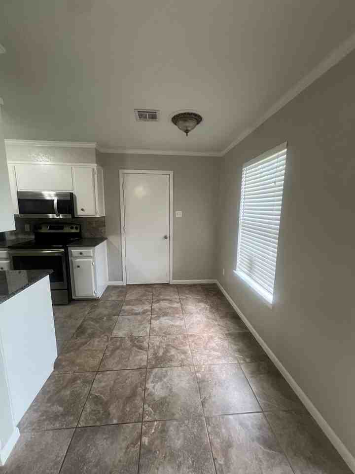 213 Cindy Ann St - Photo 4 of 10