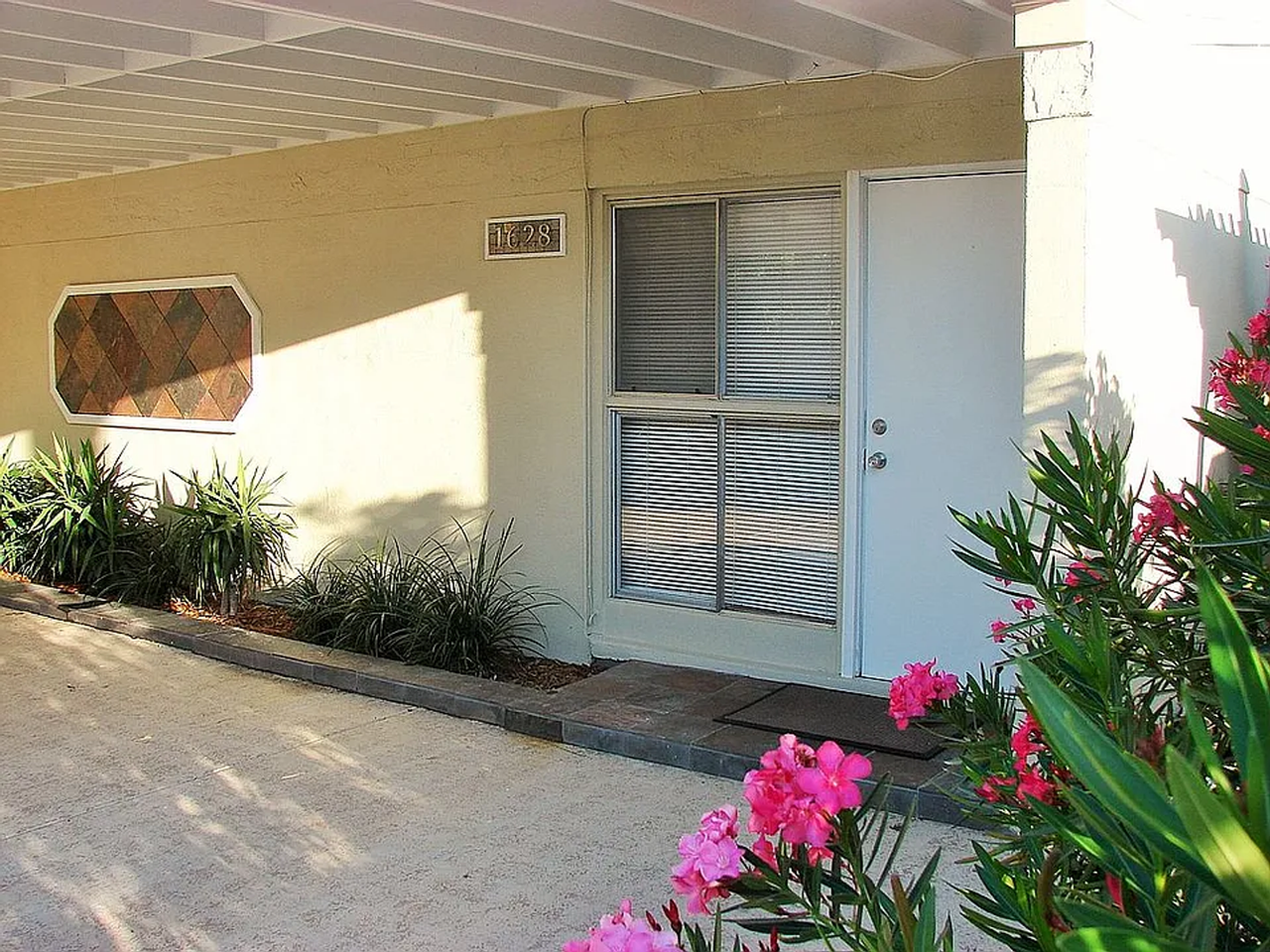 1628 Pine St - Photo 3 of 23