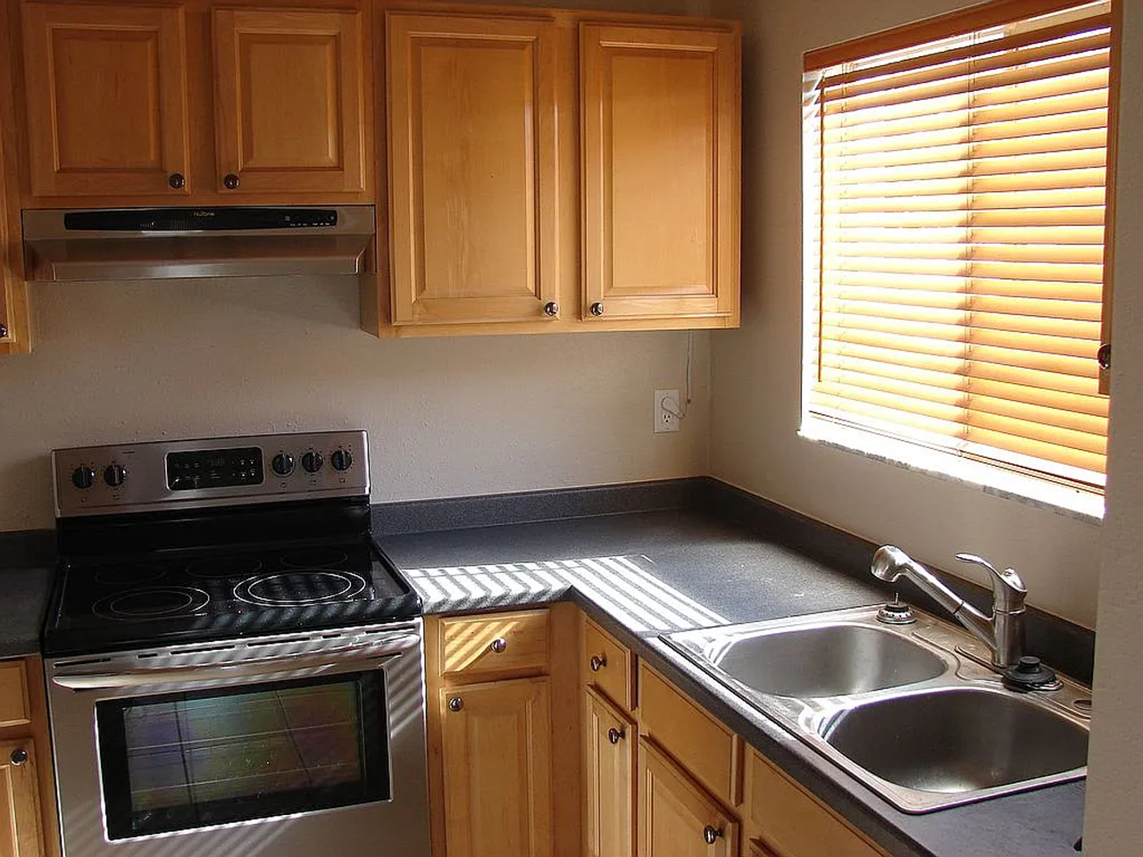 1628 Pine St - Photo 6 of 23