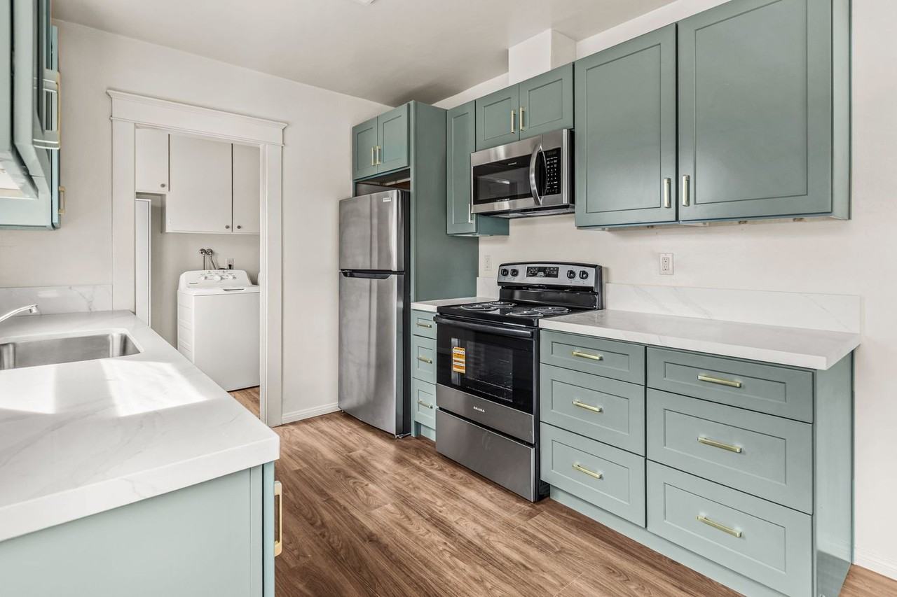 915 Civic Center Dr - Photo 4 of 26