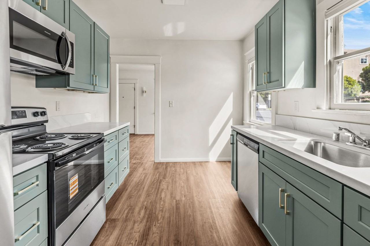 915 Civic Center Dr - Photo 5 of 26