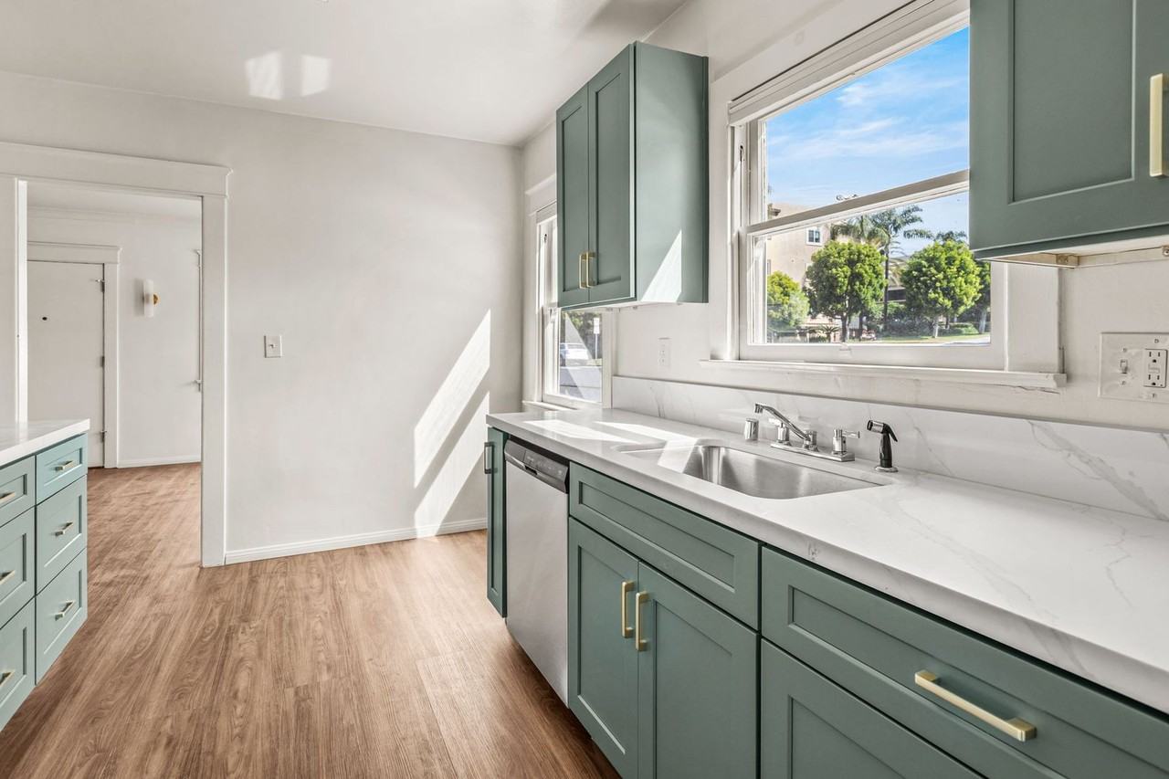 915 Civic Center Dr - Photo 6 of 26