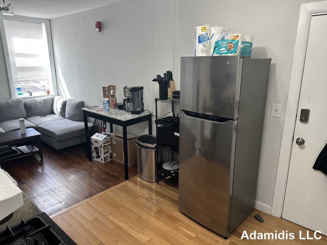 722 E 6th St #1R - Photo 5 of 15