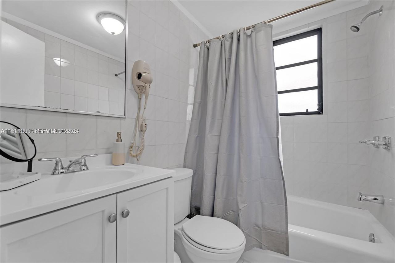 927 Southwest 15th Avenue - Photo 2 of 26