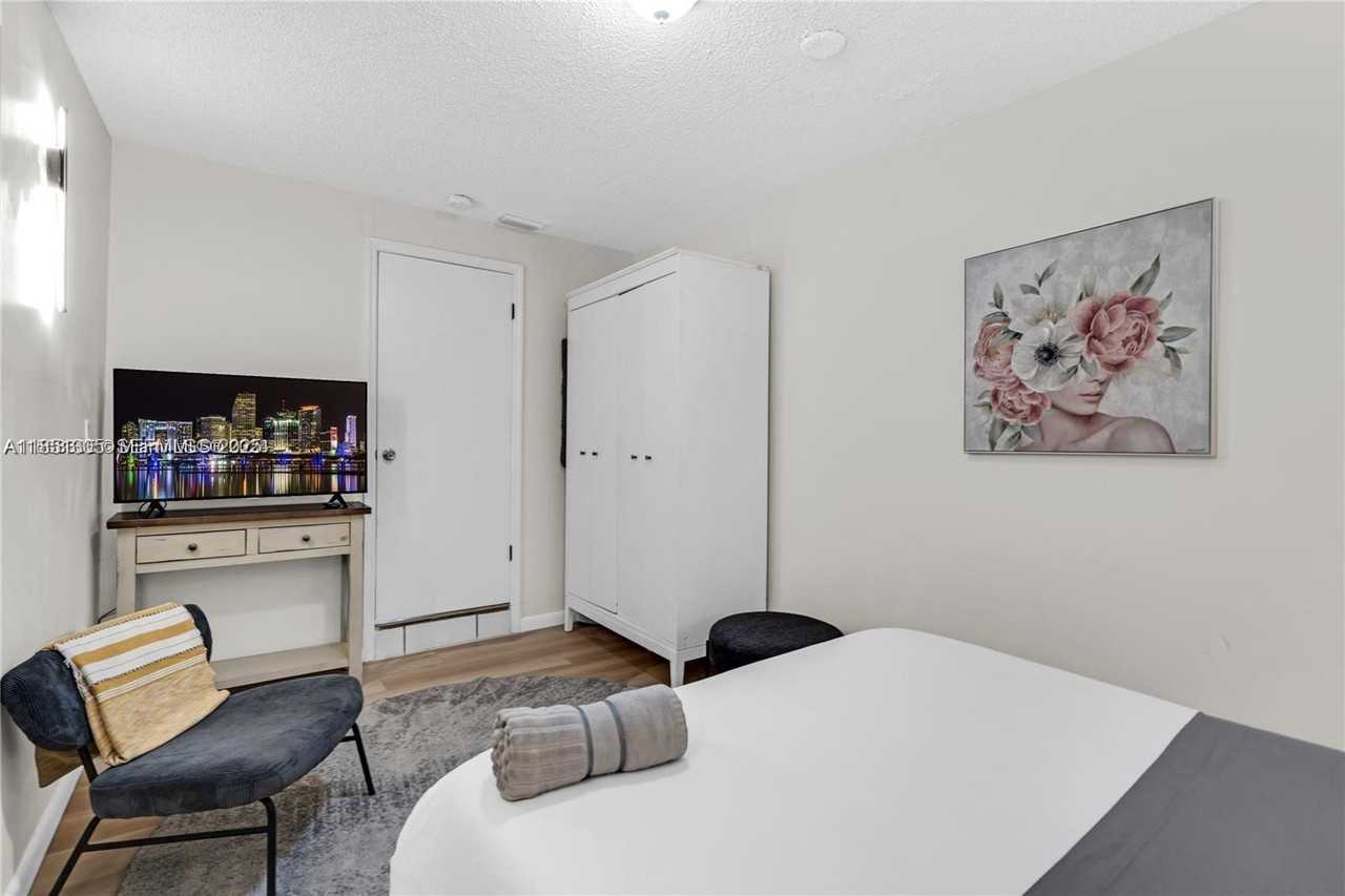 927 Southwest 15th Avenue - Photo 5 of 26