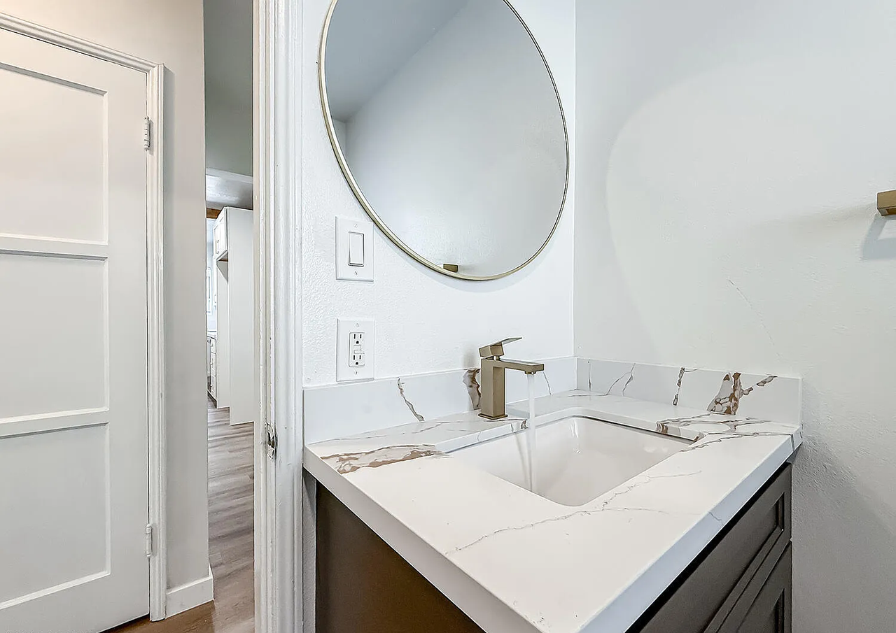 2431 Gramercy Ave - Photo 2 of 17