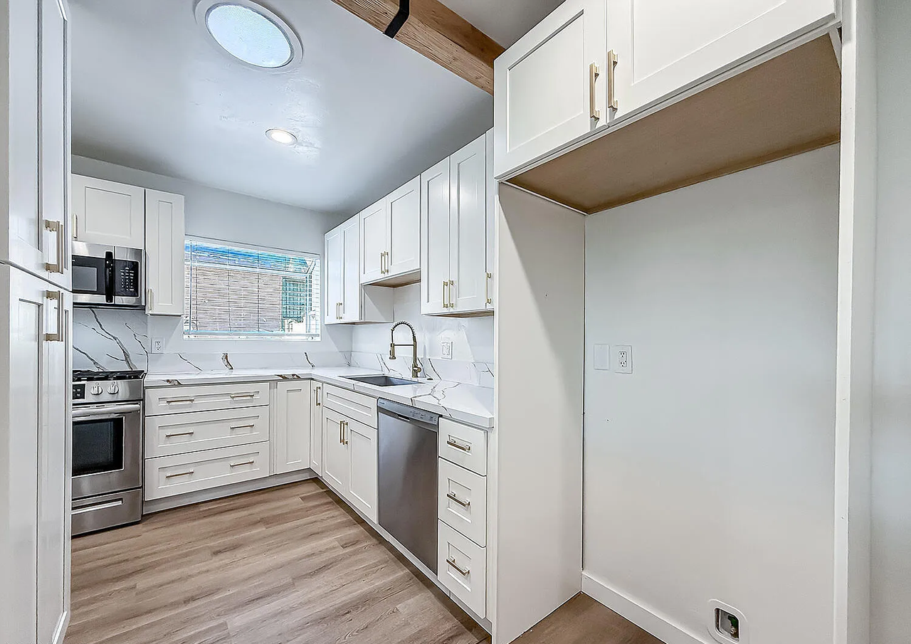 2431 Gramercy Ave - Photo 3 of 17