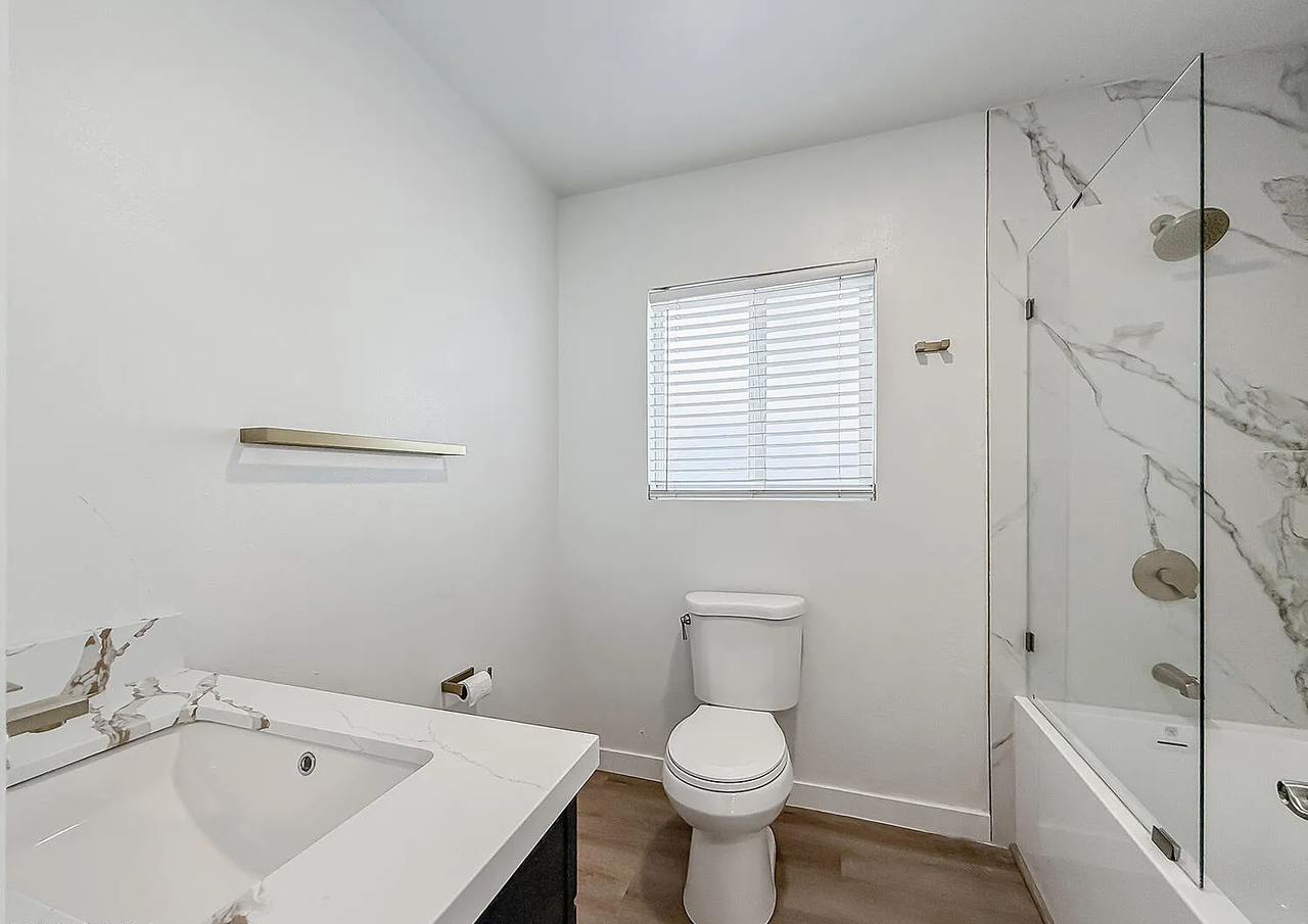 2431 Gramercy Ave - Photo 4 of 17