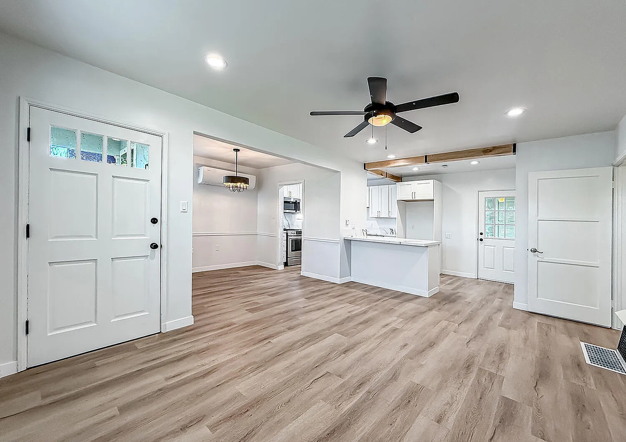 2431 Gramercy Ave - Photo 5 of 17