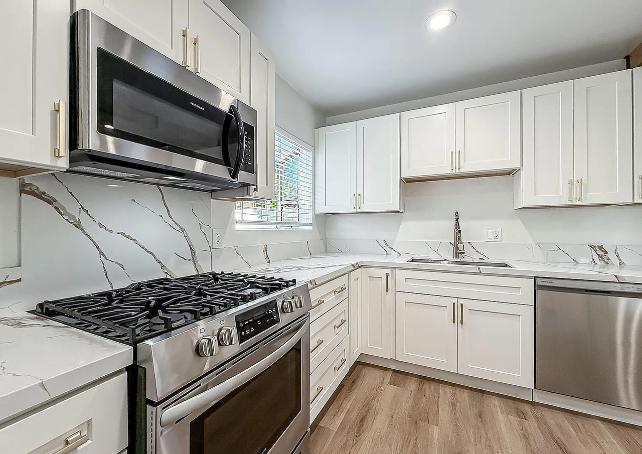 2431 Gramercy Ave - Photo 6 of 17