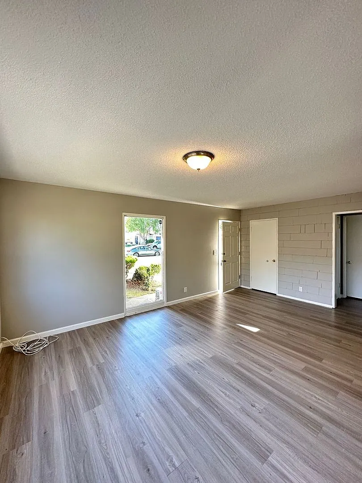 20102 Port Cir - Photo 2 of 14