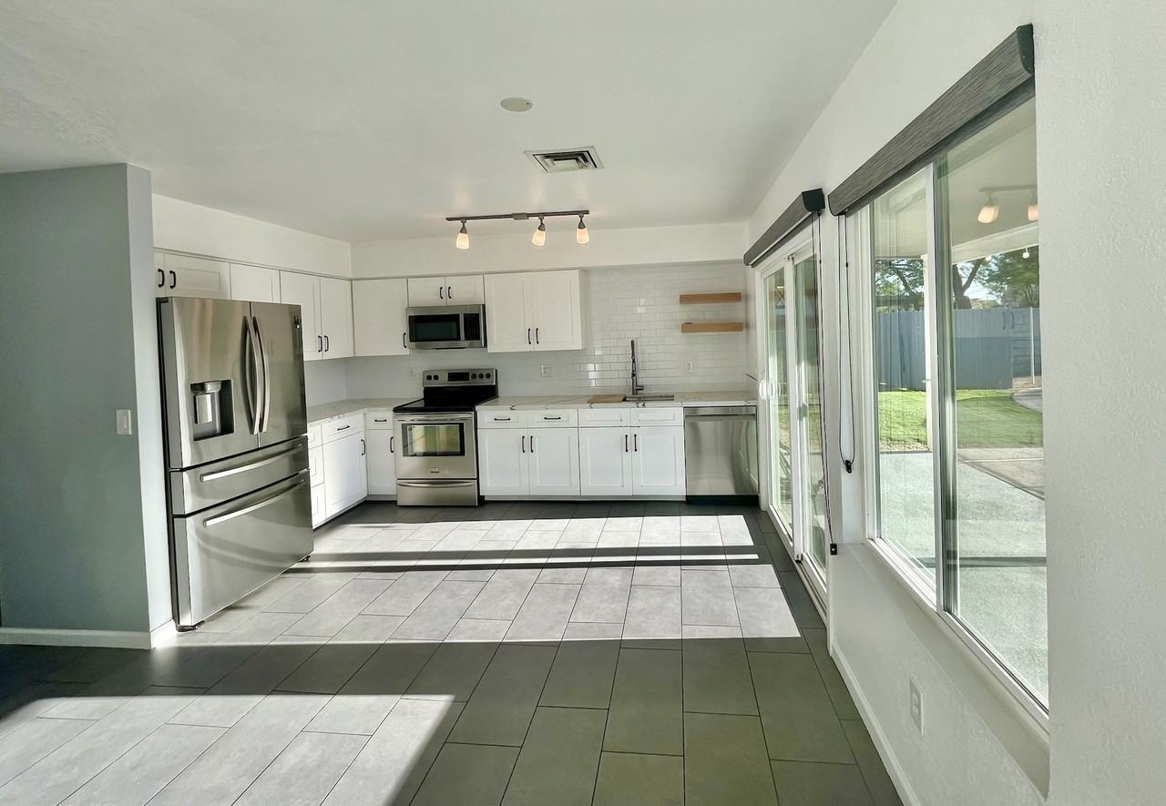 628 N Dustin Ln - Photo 2 of 22