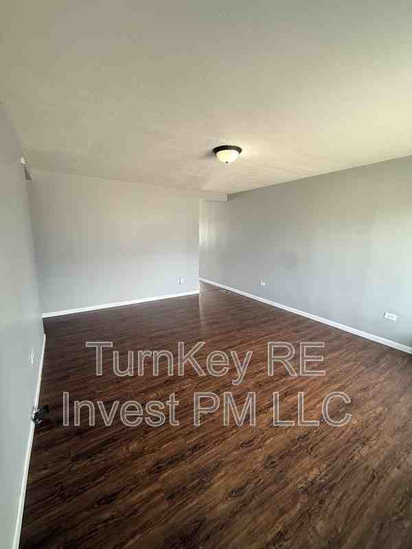 403 Montrose Dr - Photo 2 of 12