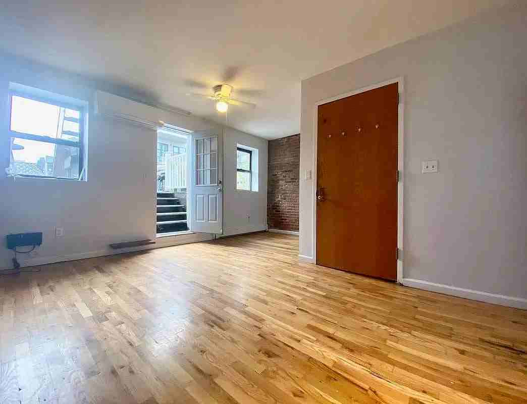 85 Clay St - Photo 2 of 8