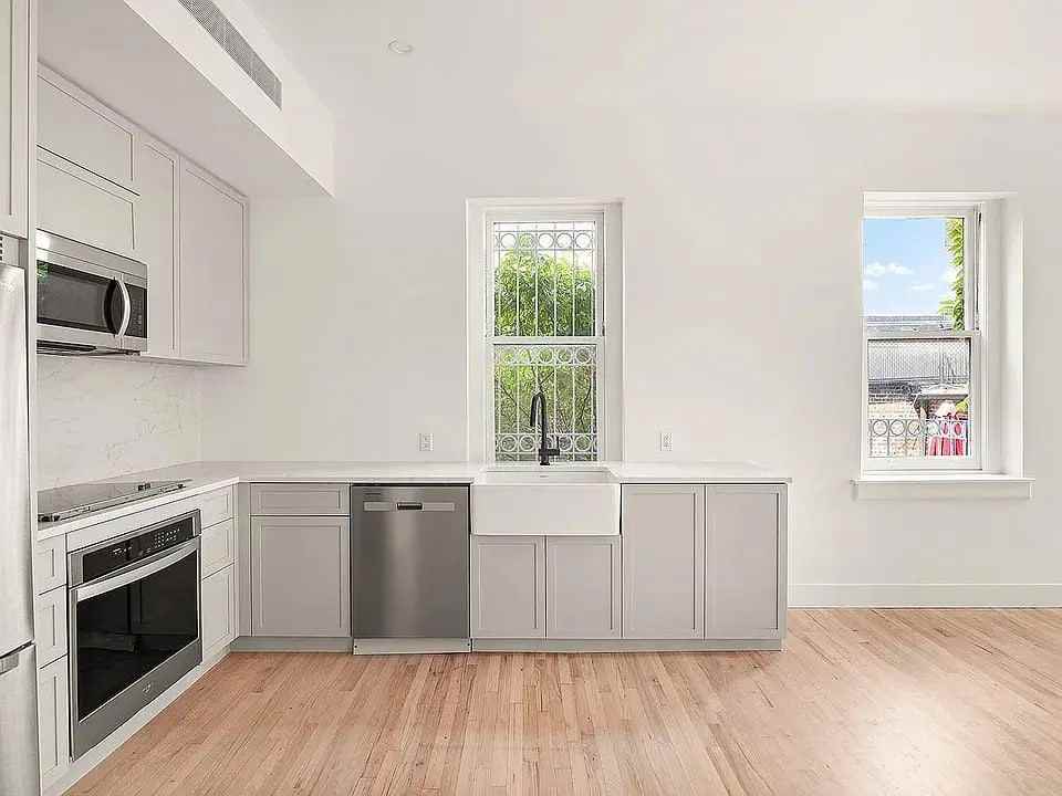 298 Elizabeth St Fl 3A - Photo 2 of 8