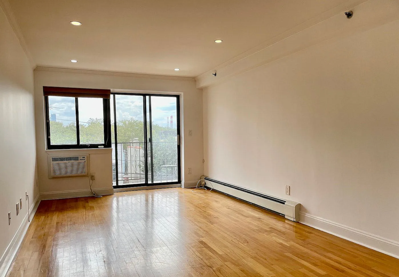 1443 28Th Ave - Photo 4 of 8