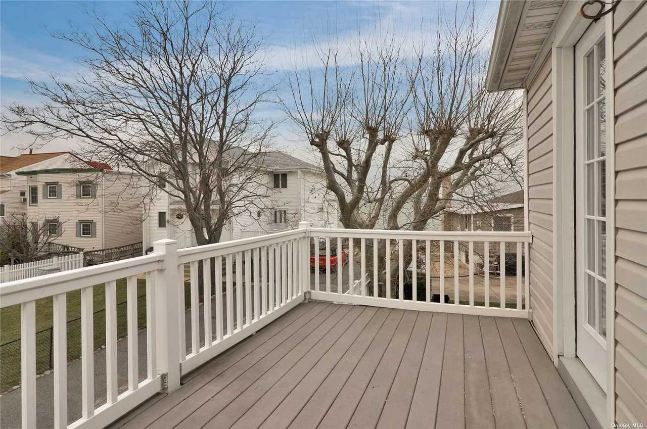 411 Bayville Ave - Photo 2 of 10