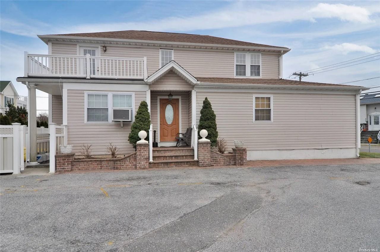 411 Bayville Ave - Photo 3 of 10