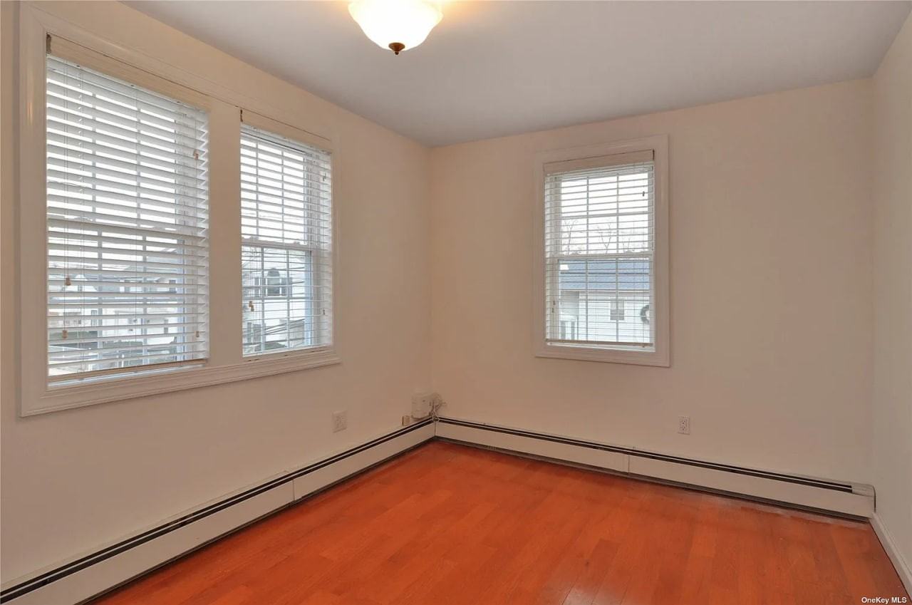 411 Bayville Ave - Photo 4 of 10