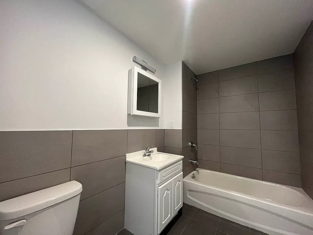 9159 191St St - Photo 4 of 7