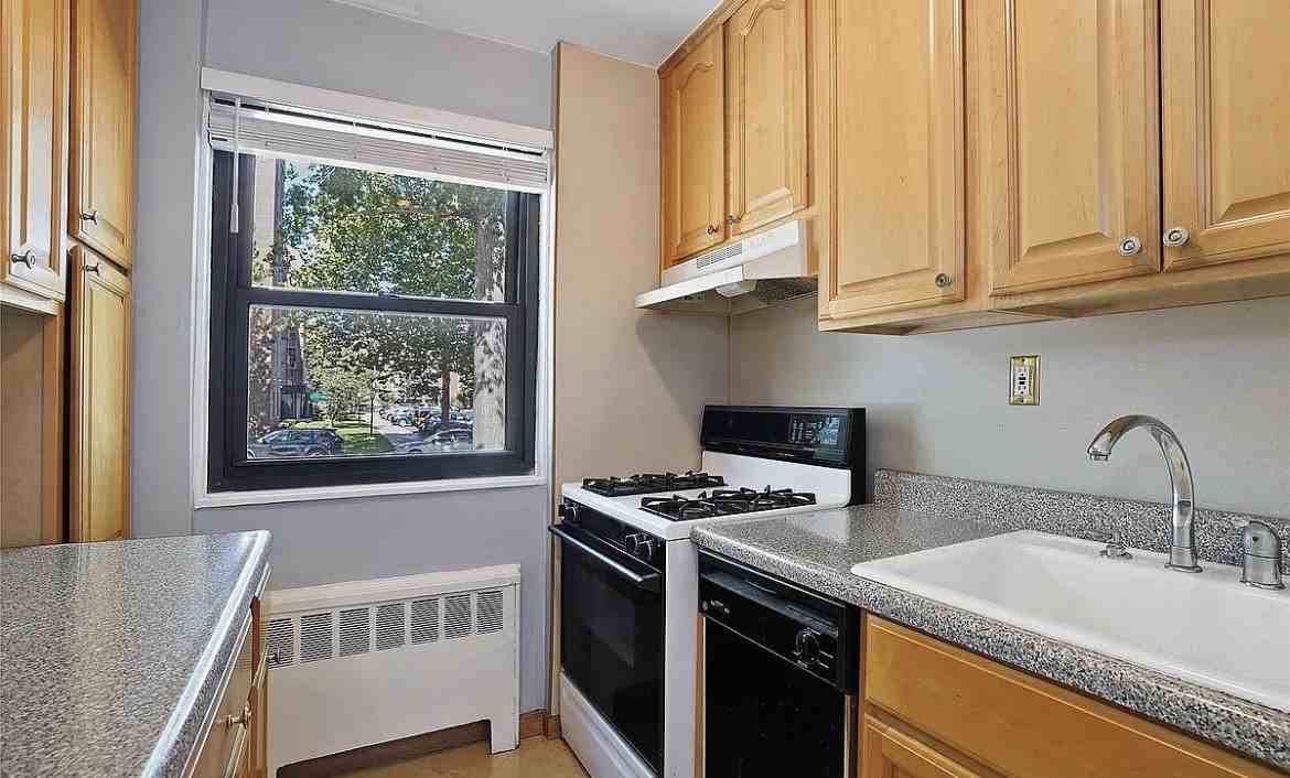 8418 155th Ave #1R - Photo 3 of 13