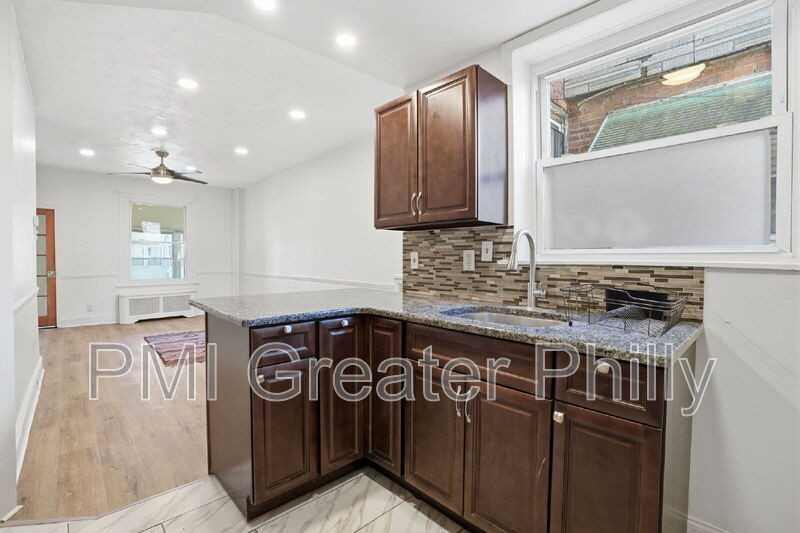 1916 S Salford St - Photo 7 of 22