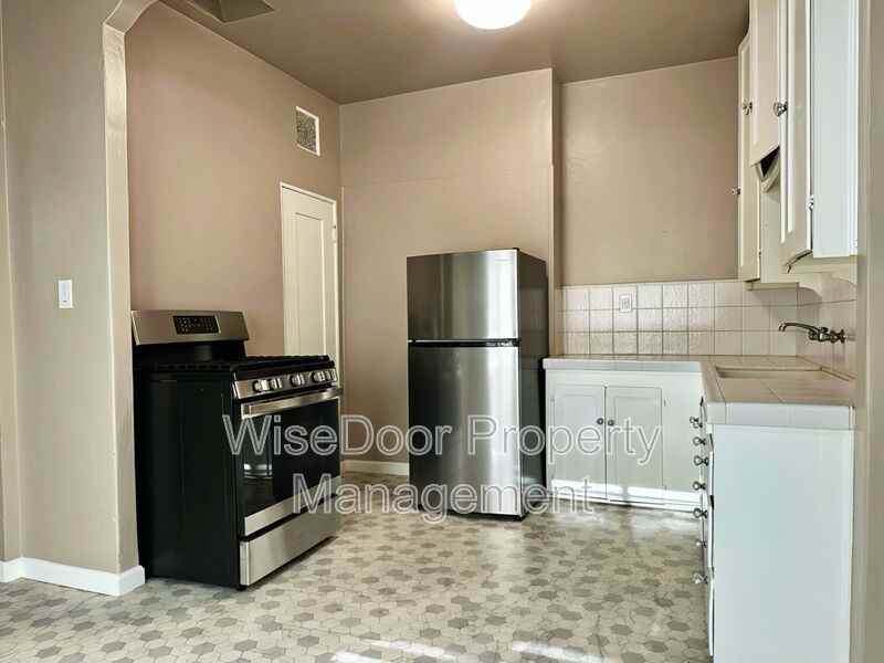 1030 Leonard Ave #6 - Photo 3 of 14