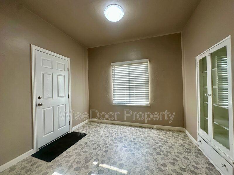 1030 Leonard Ave #6 - Photo 6 of 14