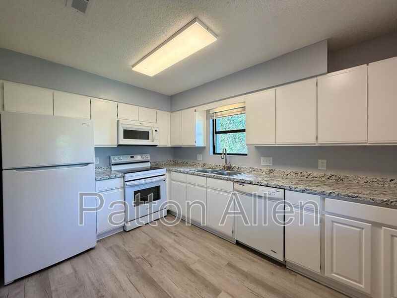 2406 Abbey Cir - Photo 4 of 34