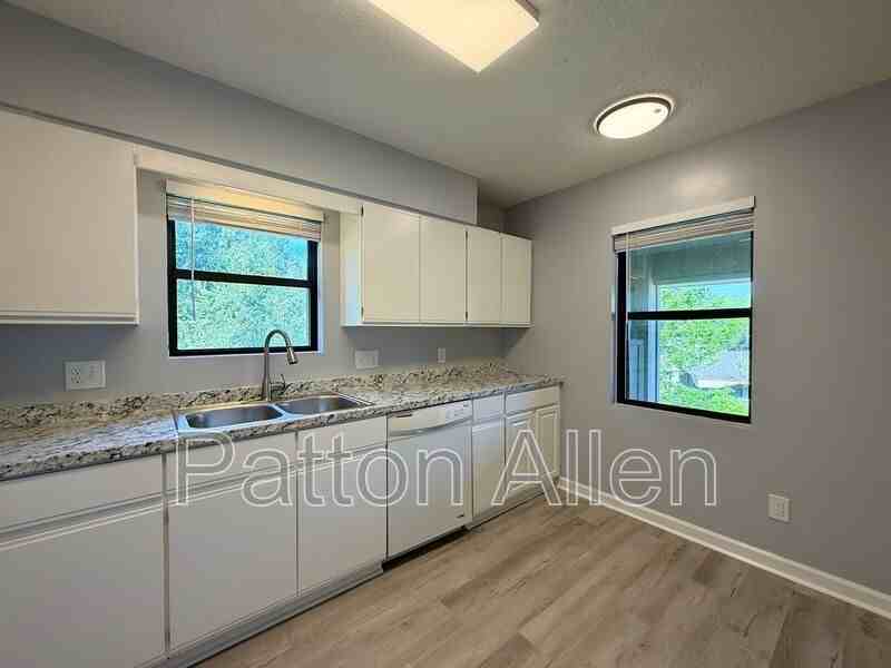 2406 Abbey Cir - Photo 5 of 34