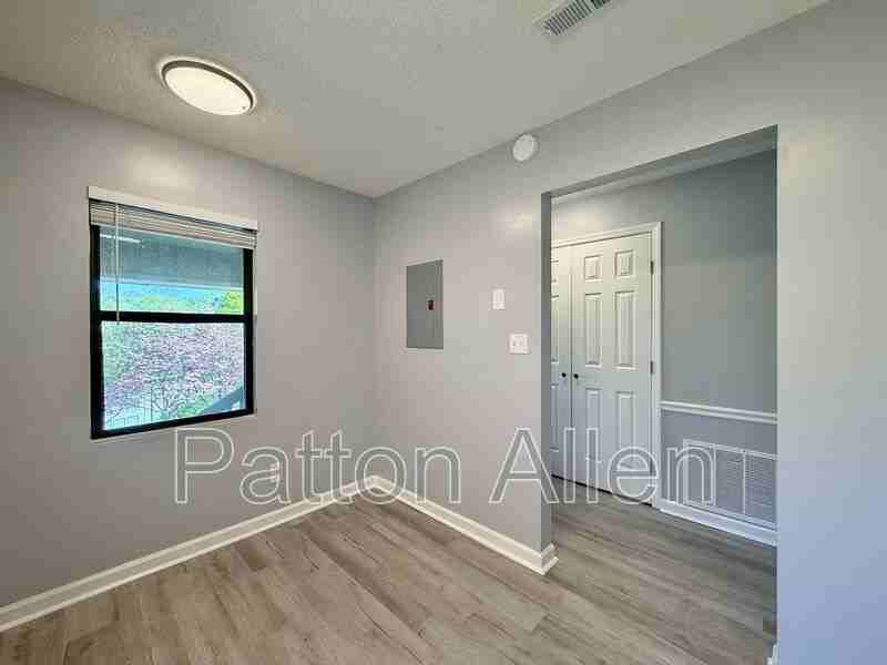 2406 Abbey Cir - Photo 6 of 34