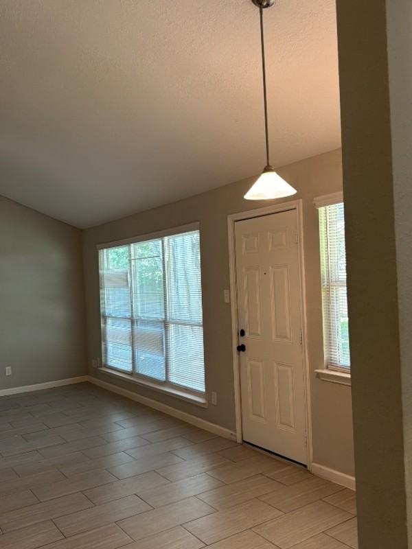 2810 Pinewood Dr - Photo 2 of 12