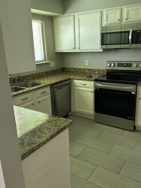 2810 Pinewood Dr - Photo 3 of 12