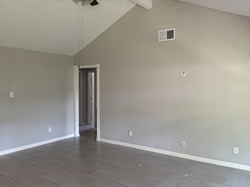 2810 Pinewood Dr - Photo 4 of 12