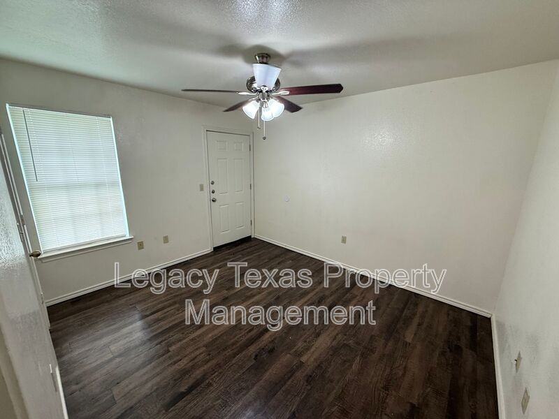 1110 Williams Ave #C - Photo 4 of 15