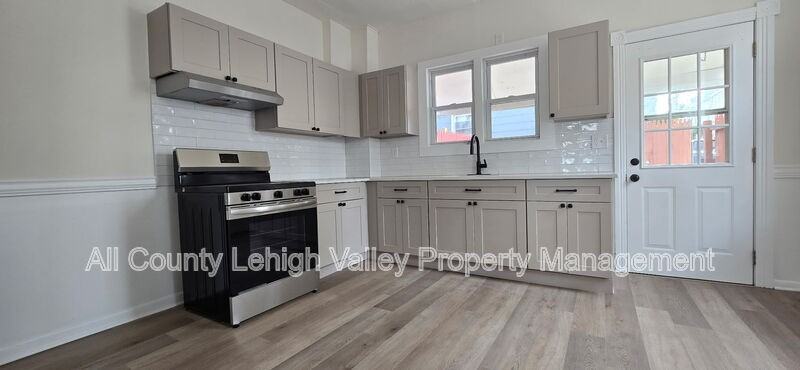326 N Fountain St - Photo 2 of 13