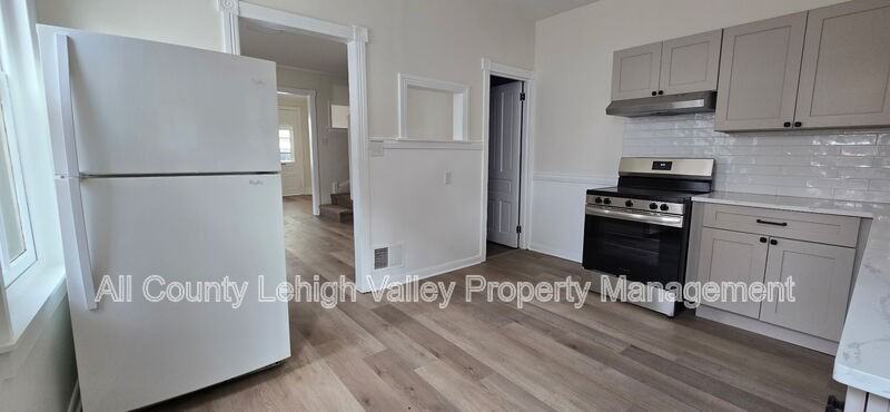 326 N Fountain St - Photo 3 of 13