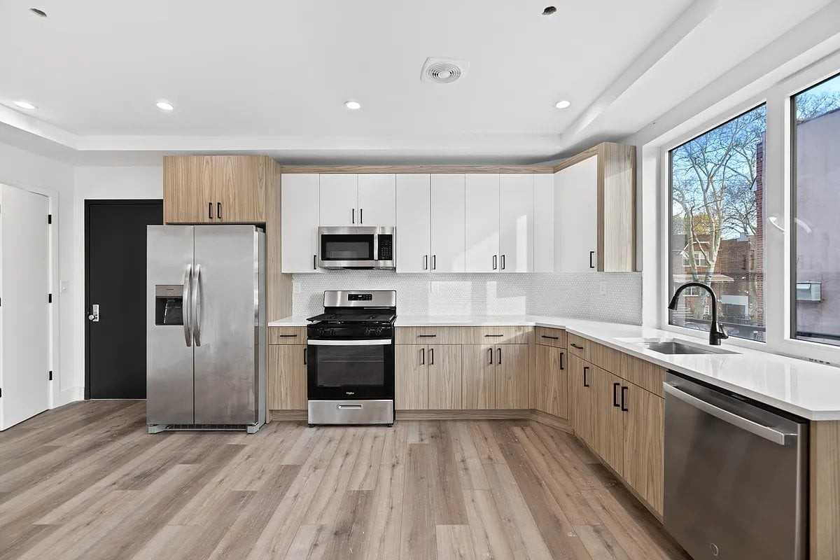 2454 E 15th St #1A - Photo 2 of 9