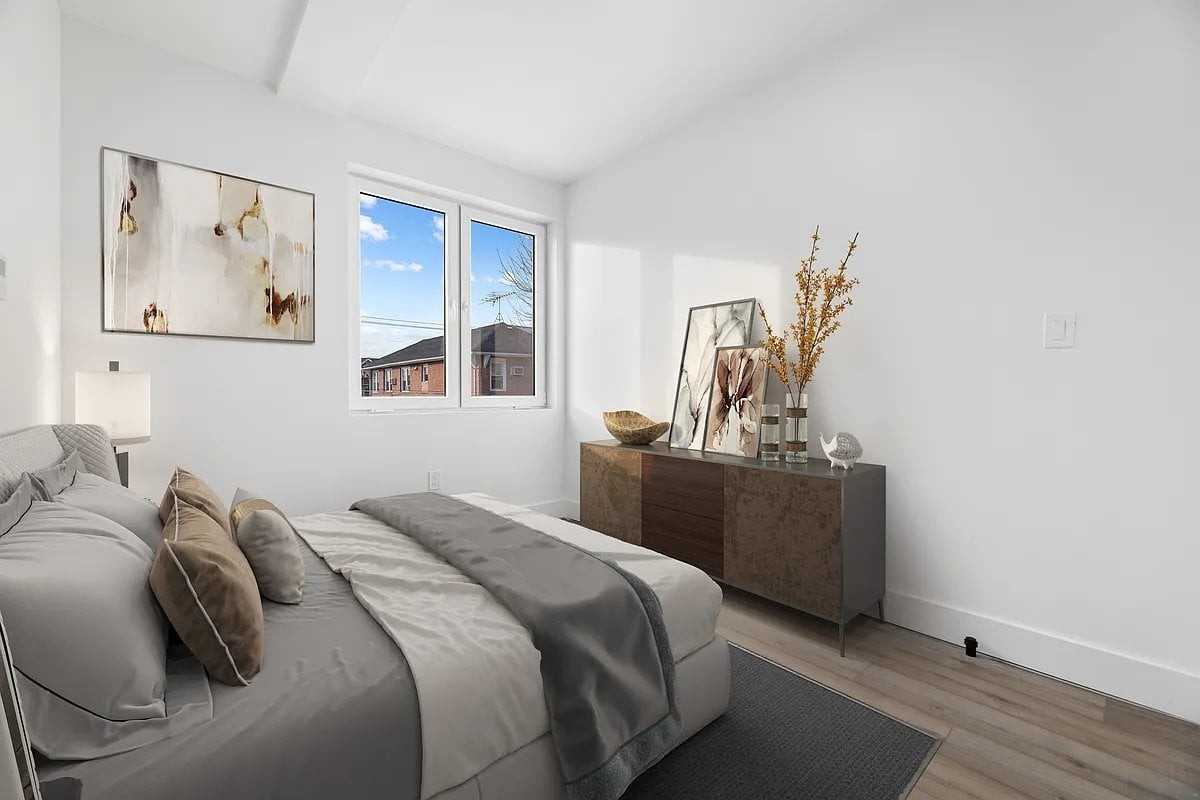 2454 E 15th St #1A - Photo 3 of 9