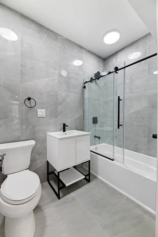 2454 E 15th St #1A - Photo 5 of 9