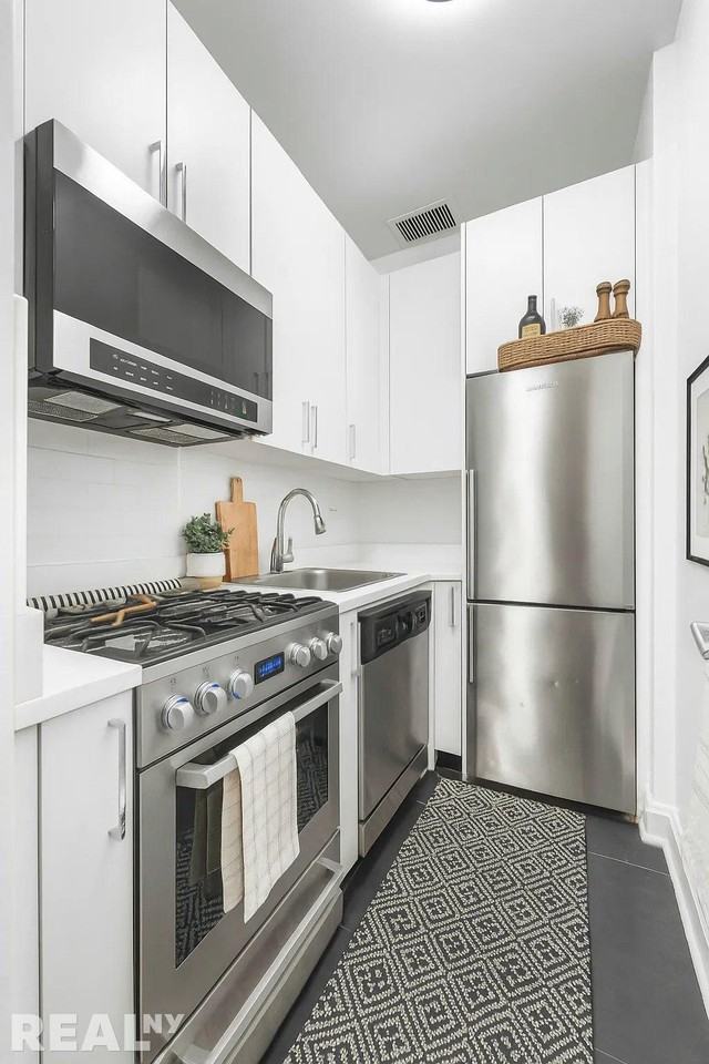 E 35th St #9E - Photo 5 of 8